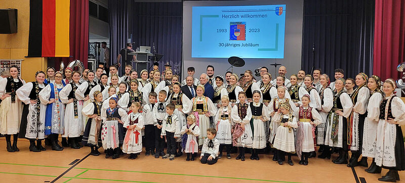 Tanzgruppen beim 30-jährigen Jubiläum der ...