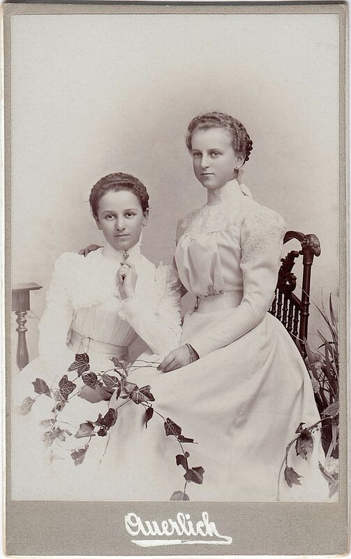 Irene von Brennerberg (l.) mit ihrer Schwester ...