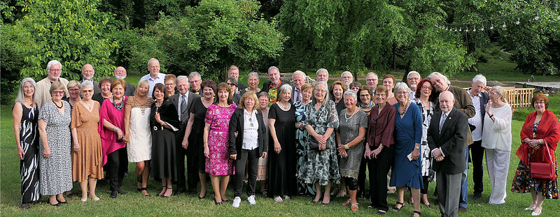 Die Teilnehmer des 50-jährigen Klassentreffens ...