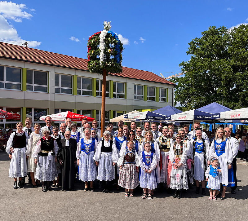 Gruppenbild der Trachtentrger beim Kronenfest in ...