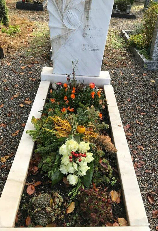 Das Grab von Maria Stenzel auf dem Friedhof in ...