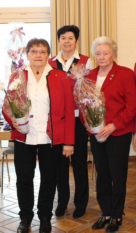 Blumen zum Dank fr Uta Beckesch (links) und ...