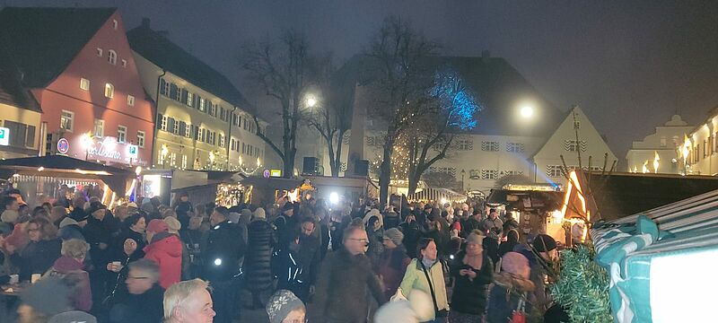 Weihnachtsmarkt auf dem Marienplatz in Ebersberg. ...