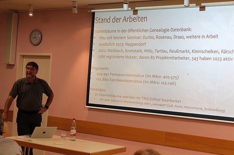 Dr. Dietmar Gärtner während seines Vortrages zum ...