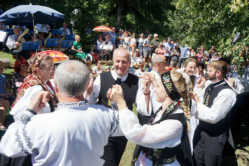 Gemischte Tanzgruppe und Blaskapelle aus Bayern ...