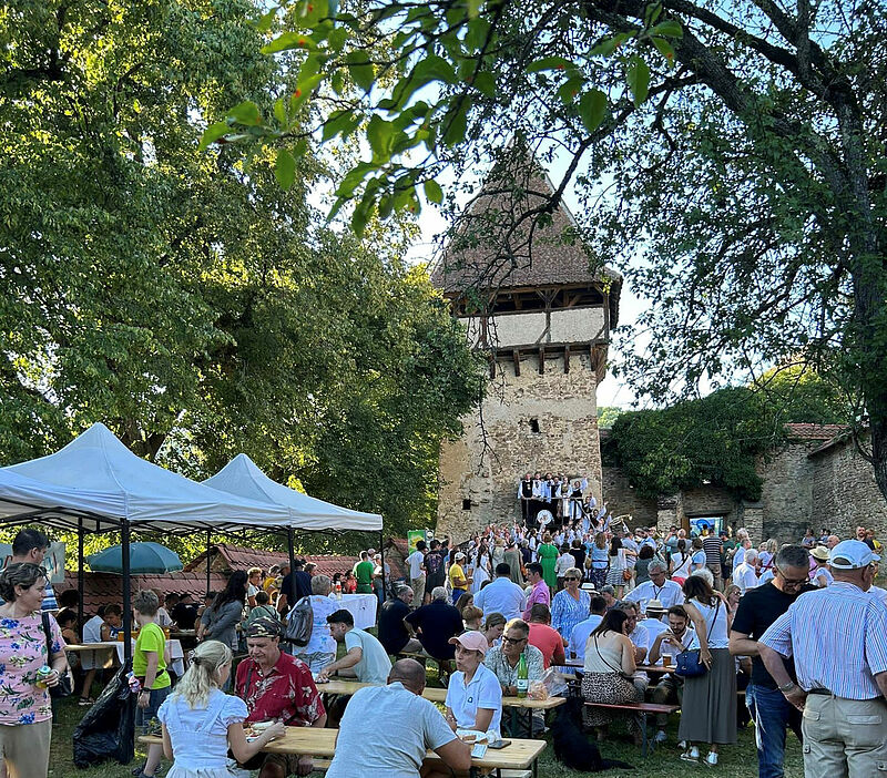 Voller Kirchenhof beim Kulturtag Haferland in ...