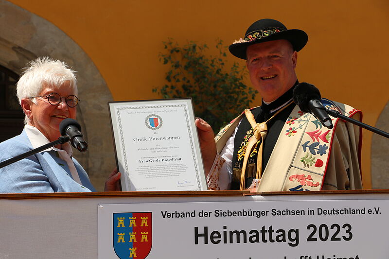 Gerda Hasselfeldt erhlt das Groe Ehrenwappen ...