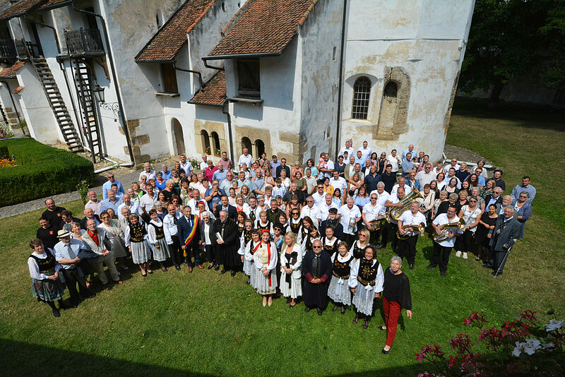 Gruppenfoto im Kirchenburghof in Honigberg. Foto: ...