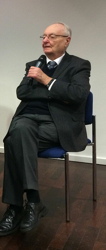 Dr. Heinz Günther Hüsch bei einer Gesprächsrunde ...