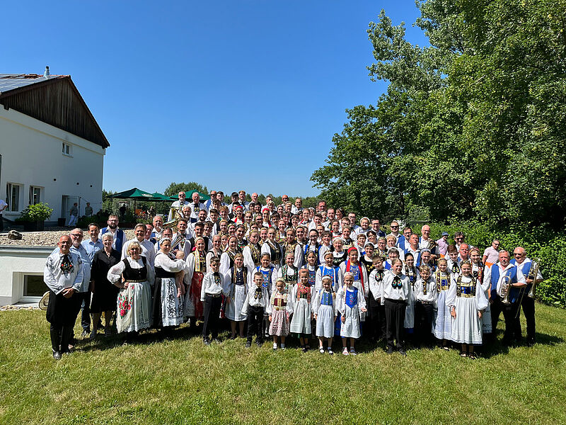Gruppenbild mit den Ehrengsten sowie den fnf ...