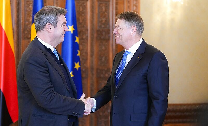 Rumäniens Staatspräsident Klaus Johannis (rechts) ...