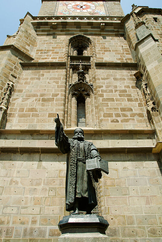 Das Honterus-Denkmal vor der Schwarzen Kirche in ...