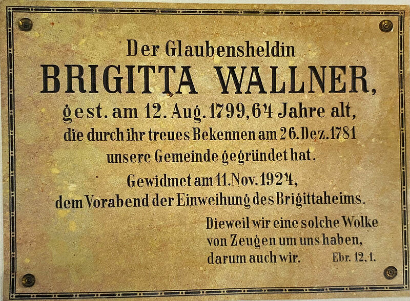 Die Gedenktafel am Altenheim in Gosau erinnert an ...