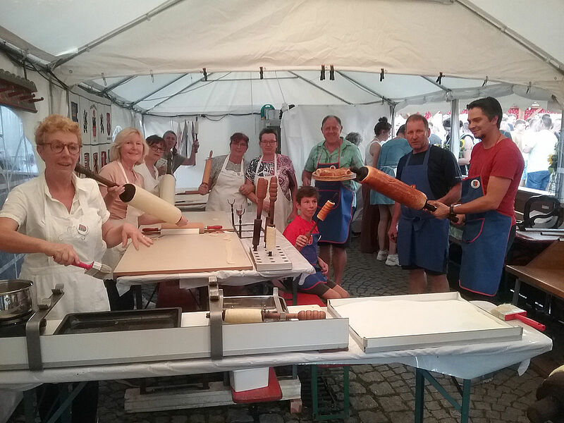 Siebenbrger Sachsen backen Baumstriezel fr das ...