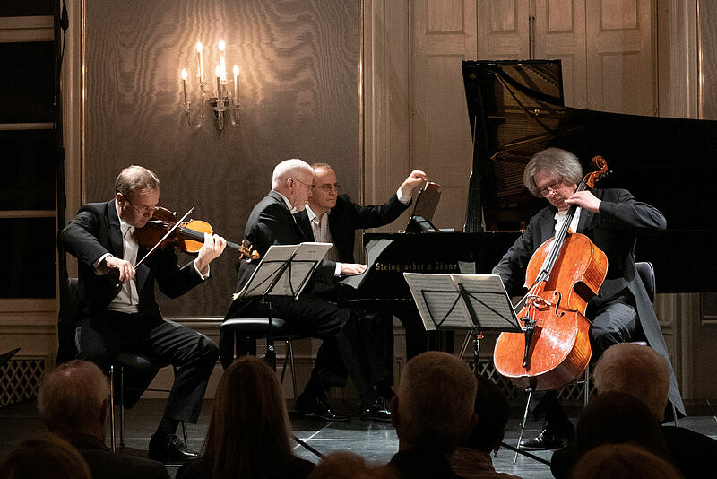 Das Mnchner Klaviertrio, rechts der Cellist ...