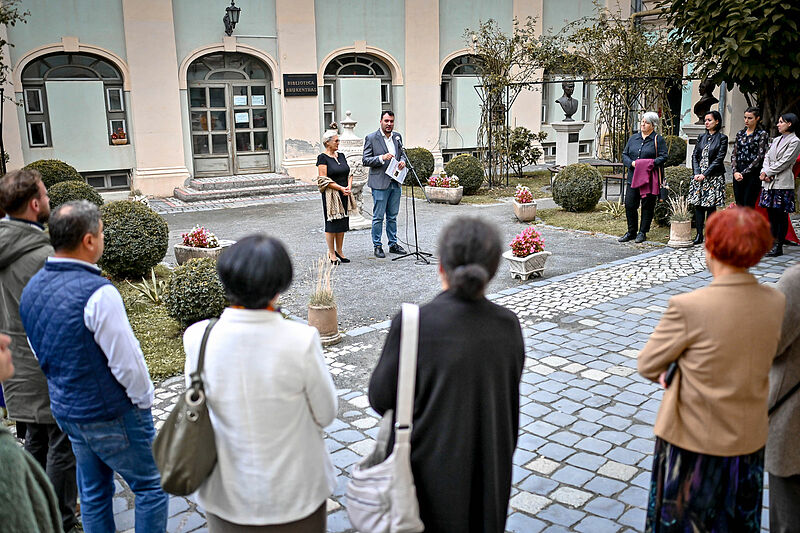 Vernissage im Innenhof des Brukenthalmuseums mit ...