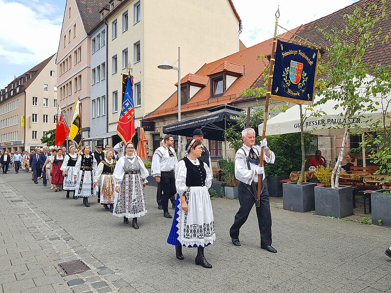 Die Fahnenabordnung auf dem Weg zum Germanischen ...