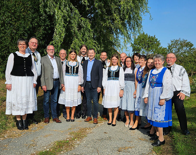 Trachtentrger mit 2. Brgermeister Matthias ...