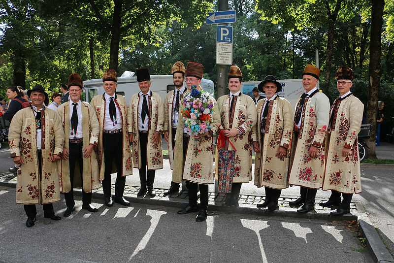 Das Blumenmotiv und die Farben des Kirchenpelzes ...