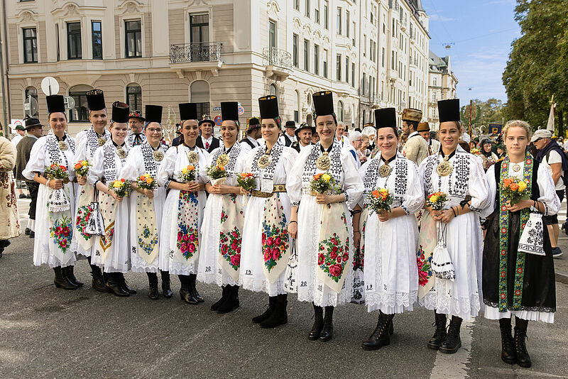 Junge Mädchen mit Borten: Die weiße Tracht der ...