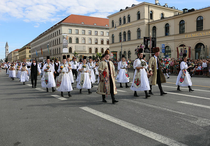 Ein typischer Roder Hochzeitszug, präsentiert ...