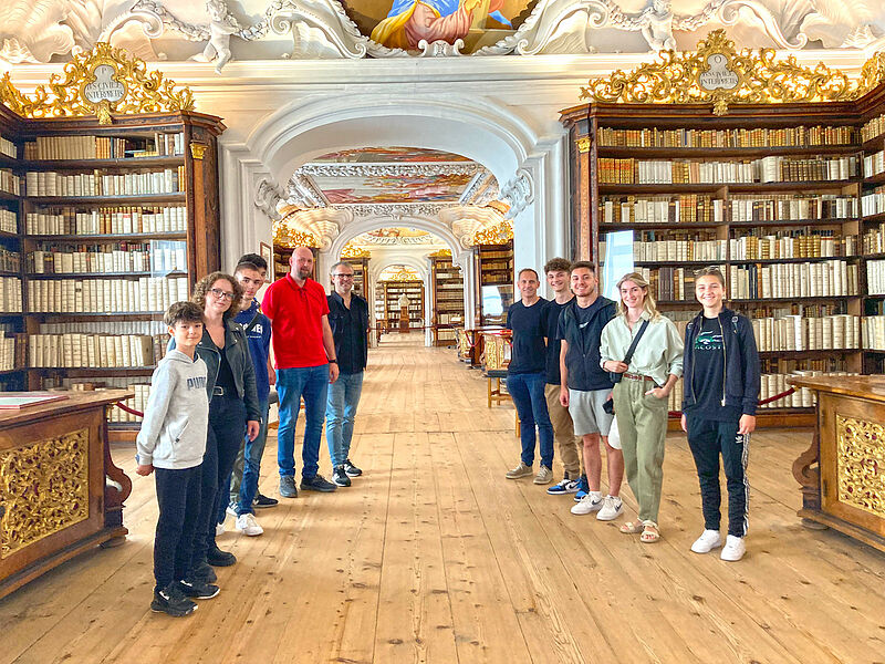 Gste aus Bistritz in der Bibliothek in ...