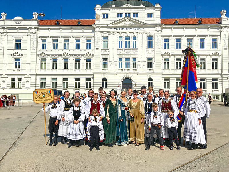 Tanzgruppe Wels zusammen mit den Vertreterinnen ...