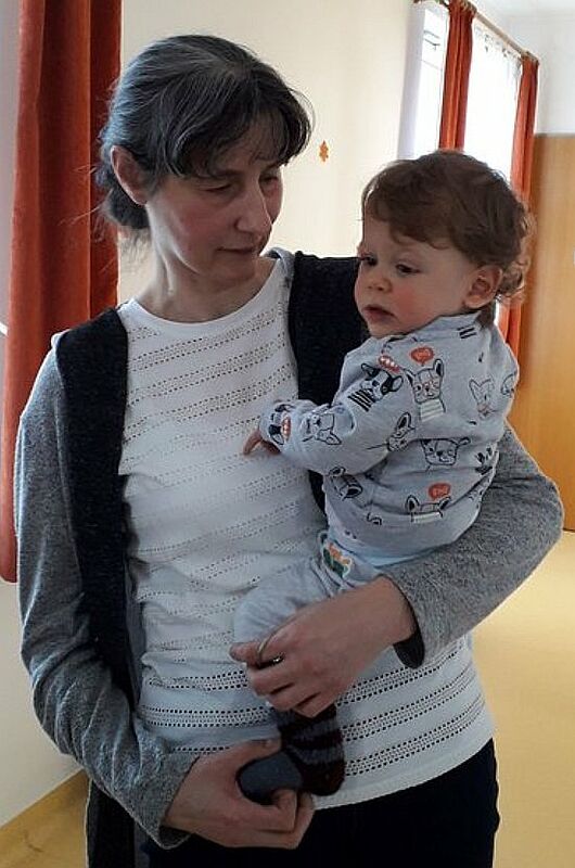 Ortrun Rhein mit Darius, von Familie und Ärzten ...