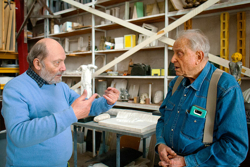 Der Knstler Peter Jacobi (rechts) in seinem ...