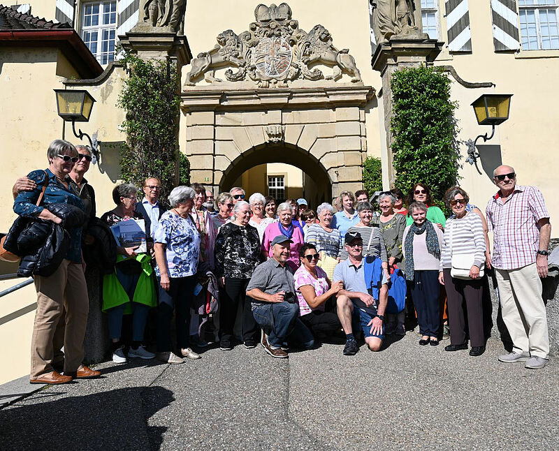 Gruppenbild beim Besuch von Schloss Horneck. ...