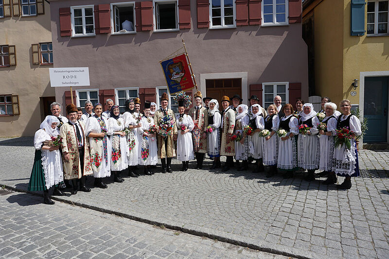 Roder Trachtengruppe mit echtem Brautpaar in ...