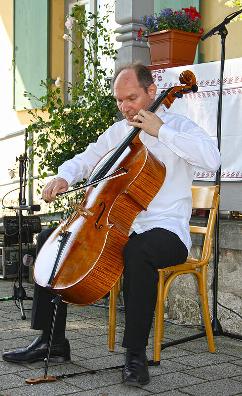 Cellist Matthias Michael Beckmann ...