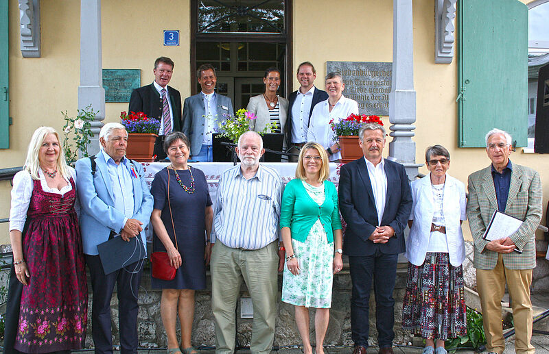 Gruppenbild mit Ehrengsten, hintere Reihe, von ...