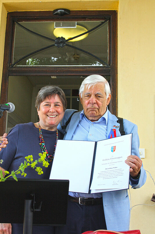 Doris Hutter berreicht Klaus Waber das Goldene ...