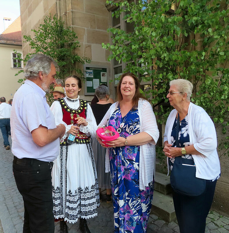 Der Vorsitzende des Sozialwerks, Dr. Johann ...