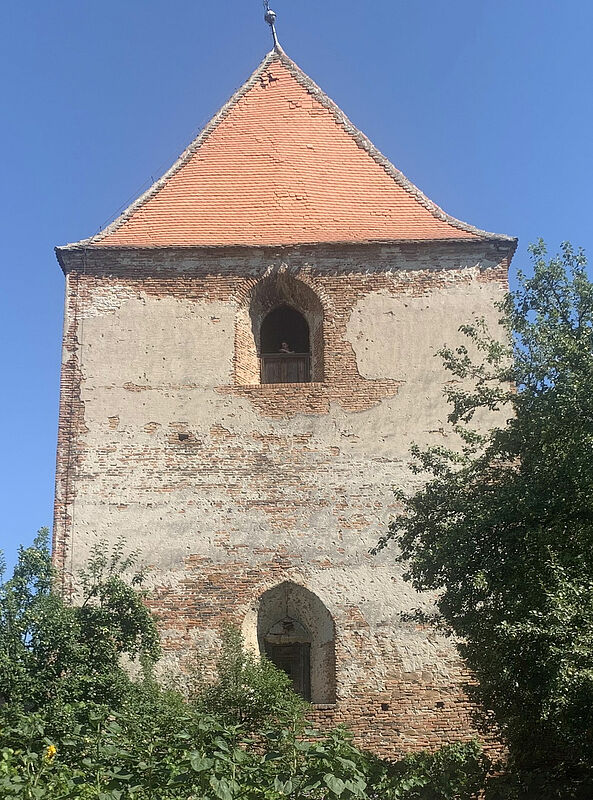 Die Spitze des Glockenturms mit Blitzableiter in ...