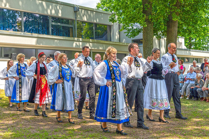 Aufmarsch der Trachtenpaare in Wolfsburg-Kstorf. ...