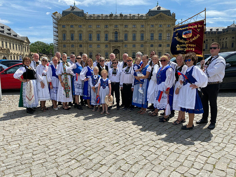 Die Teilnehmer der Kreisgruppe Wrzburg vor dem ...