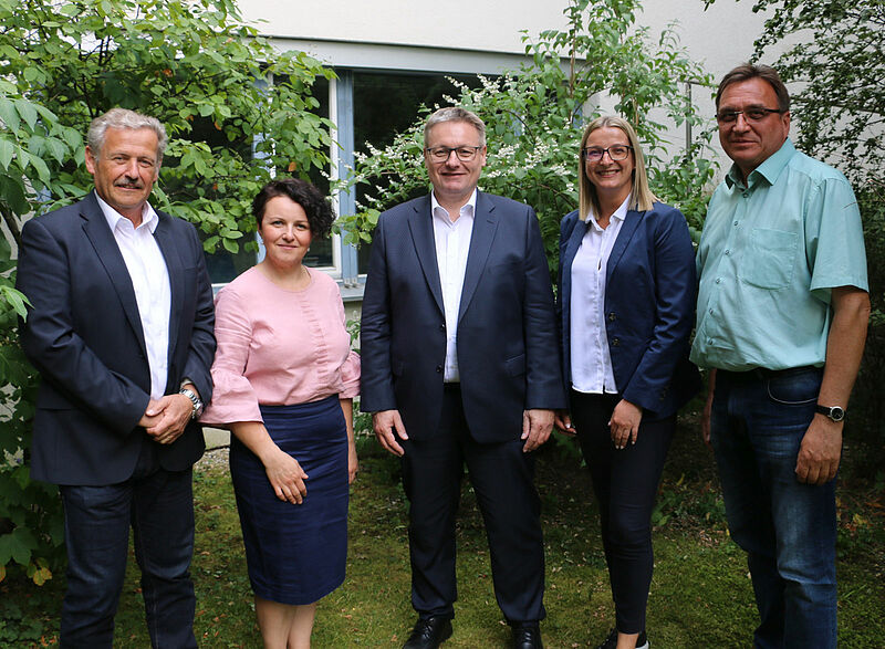 Josef Zellmeier (Bildmitte) im Gesprch mit ...