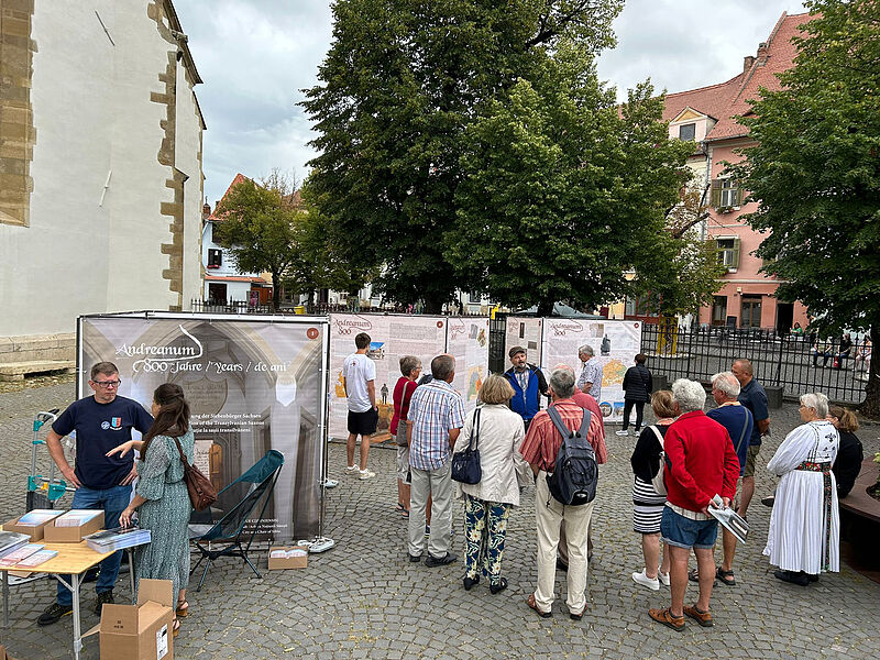 Foto 2 Wetterfeste Ausstellung vor der ...