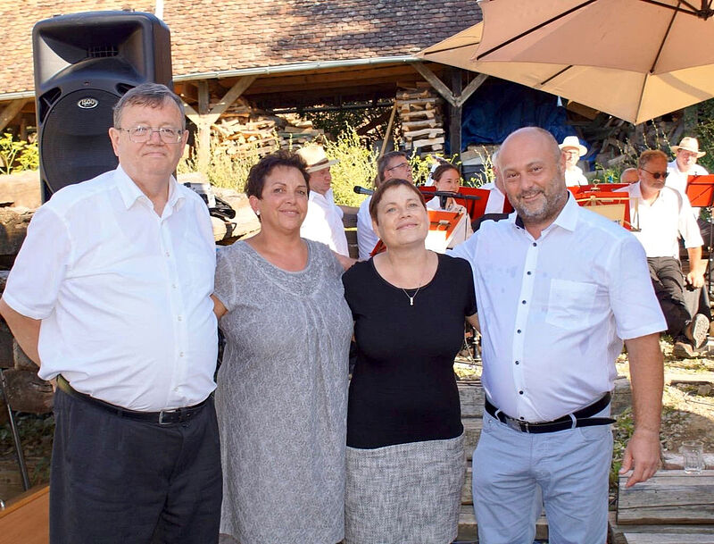 Caroline Fernolend (Zweite von rechts) mit dem ...