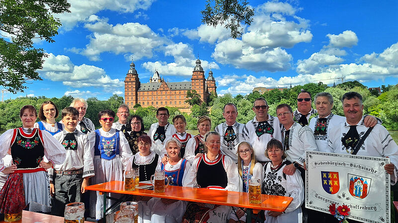 Teilnehmer nach dem Volksfestumzug vor der ...