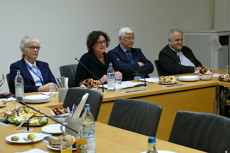 Treffen im Bayerischen Landtag, von links: Herta ...