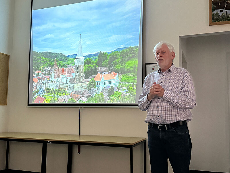 Heinz Bretz beim Vortrag in Kln. Foto: Heike Mai ...