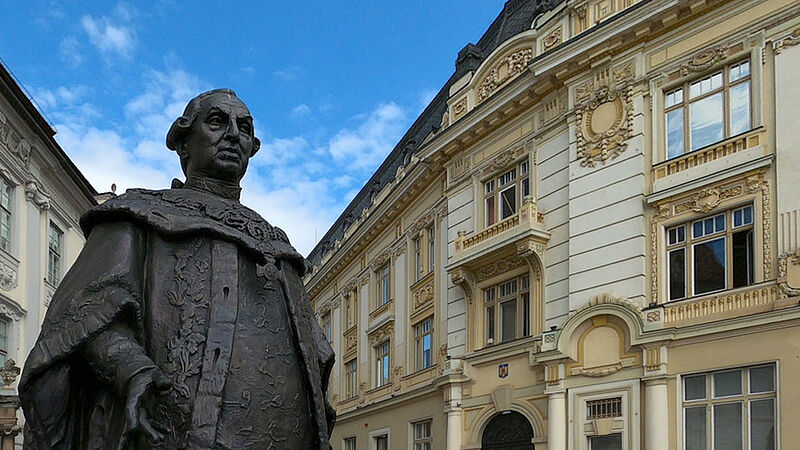  Die Statue Samuel von Brukenthals vor dem ...