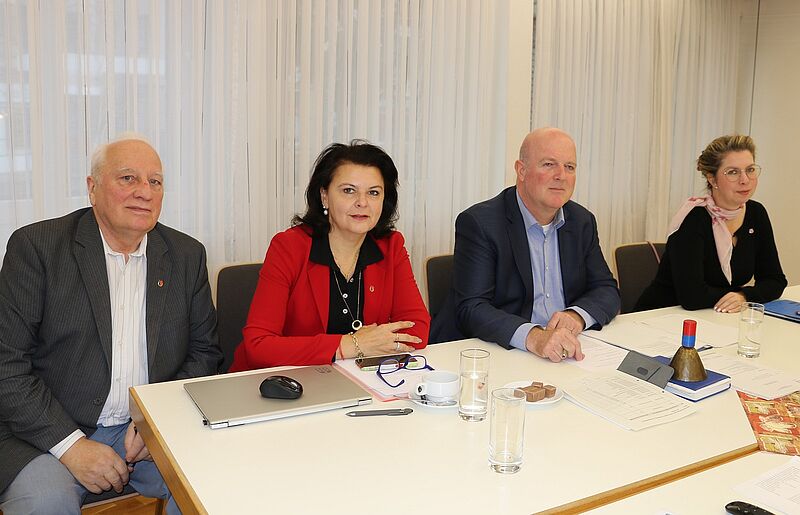 Bundesvorsitzender Rainer Lehni (3. von links) ...