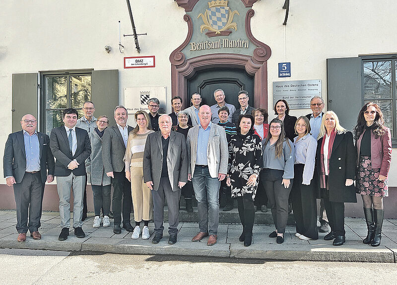 Der Bundesvorstand des Verbands vor dem Haus des ...