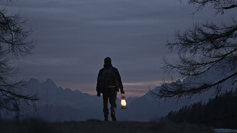 Standbild aus dem Film „Jenseits des Waldes“,  ...