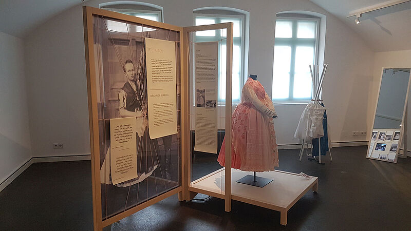 Blick in die Ausstellung: die Kirchweihtracht von ...