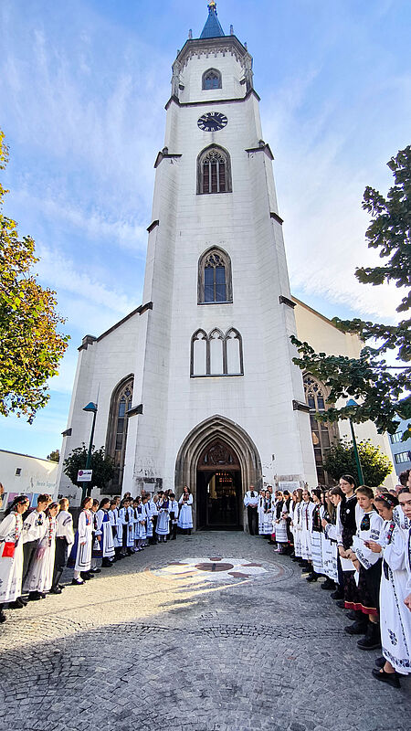 Trachtenaufstellung vor der evangelischen Kirche ...